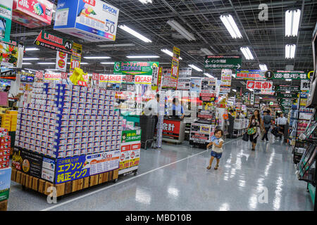 Tokyo Japan,Asia,Orient,Akihabara,Yodobashi Camera,discount electronics store,kanji,Japanese English,retail products,espositore case sale,merchandising,pac Foto Stock