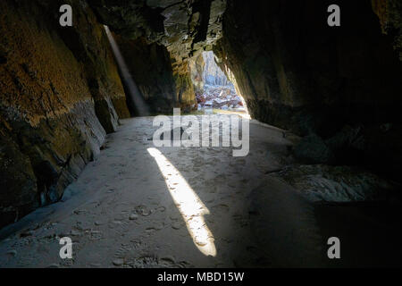 Aprire la grotta si è conclusa in esecuzione attraverso una pila di mare sulla spiaggia di Garry sull'isola di Lewis in Scozia. Foto Stock