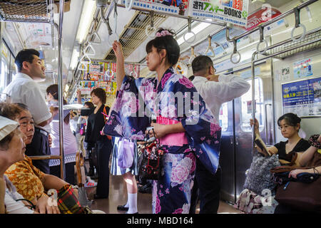 Tokyo Japan,Akihabara,JR Akihabara Station,treno,metropolitana,treno,treno,auto,linea Yamanote,kanji,Inglese Giapponese,Orientale Asiatico,donna donne adult a Foto Stock