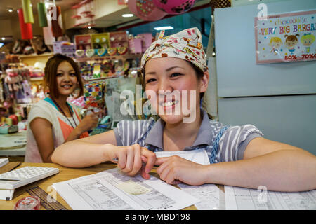 Tokyo Japan,Ikebukuro,Stazione JR Ikebukuro,negozio di articoli da regalo,negozio,Asian Oriental,donna donne adulte adulti,manager,commerciante,contabilità,record,occupazioni Foto Stock