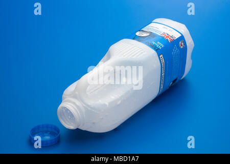 1.136 litri di svuotare la bottiglia di plastica del Tesco il latte parzialmente scremato Foto Stock