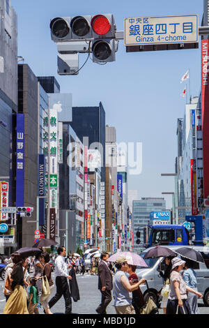 Tokyo Japan, Ginza, Chuo & Hamuri Dori Street, kanji, personaggi, simboli, inglese giapponese, shopping shopper acquirenti negozi mercato mercati mercato Foto Stock