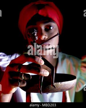 Valvola a fungo Voodoo (stregoneria bambola) inchiodato attraverso come un rituale. Foto Stock