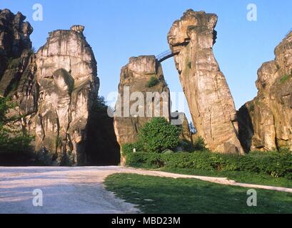 Externsteine rocce, di Detmold, in Germania. L'immagine in rilievo di una grande testa uomo appeso sulla mano sinistra rock è detto per rappresentare Odin appeso Foto Stock