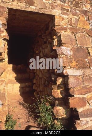 Archeologia messicana. Monte Alban ha una storia complessa, i suoi edifici coprono periodi risalente al 600 A.C. al 750 D.C. Vista di uno dei diversi passaggi in Tempio Piramide-system M- Nord Foto Stock