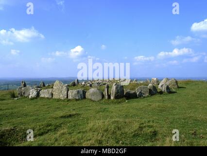 Loughcrew in Irlanda. Il satellite occidentale di cairn T. La terra è stato rimosso e ha l'apparenza di essere un cerchio di pietra. Foto Stock