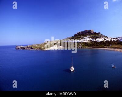 Rodi - Lindos Lindos è una città e un sito archeologico sulla costa est dell'isola di Rodi (Rhodhos) nelle isole del Dodecaneso nel sud-est della Grecia. Si trova a circa 55km a sud della città di Rodi e di una meta turistica molto e meta di vacanza. Sopra la città moderna sorge l'acropoli di Lindos, una cittadella naturale che fu fortificato successivamente dai Greci e Romani, Bizantini, i Cavalieri di San Giovanni e gli ottomani. Questo rende il sito difficile scavare e interpretare archeologico. L'acropolis offre spettacolari vedute dei porti circostanti e la fascia costiera. Foto Stock
