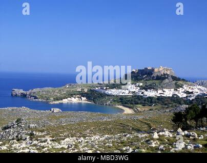 Rodi - Lindos Lindos è una città e un sito archeologico sulla costa est dell'isola di Rodi (Rhodhos) nelle isole del Dodecaneso nel sud-est della Grecia. Si trova a circa 55km a sud della città di Rodi e di una meta turistica molto e meta di vacanza. Sopra la città moderna sorge l'acropoli di Lindos, una cittadella naturale che fu fortificato successivamente dai Greci e Romani, Bizantini, i Cavalieri di San Giovanni e gli ottomani. Questo rende il sito difficile scavare e interpretare archeologico. L'acropolis offre spettacolari vedute dei porti circostanti e la fascia costiera. Foto Stock