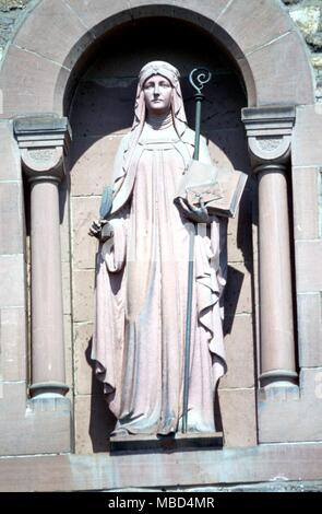 Beata Ildegarda di Bingen (16 settembre 1098 - 17 settembre 1179) la grande mistica, occultista e specialista di erboristeria. Statua sulla parte anteriore della sua abbazia (ora ricostruito) a Rudesheim, opposta Bingen, sul Rhein. ©2006 Charles Walker / Foto Stock