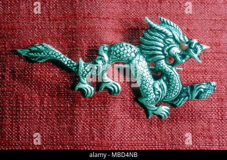 Il Tibet amuletic drago, con una forte influenza cinese. Tareq Rajeb Museum, il Kuwait. ©2006 Charles Walker / Foto Stock