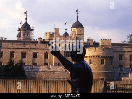 La Torre di Londra è detto di essere il più ossessionato castello in Inghilterra. Una vista della torre, con la statua di bronzo del Romano Imperatore Adriano, in primo piano Foto Stock