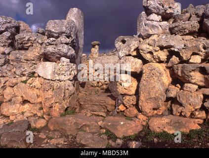 Minorca archeologia. I Taulet enclosure, con l'ingresso e monoliti a Torre d'en Gaumes. Foto Stock