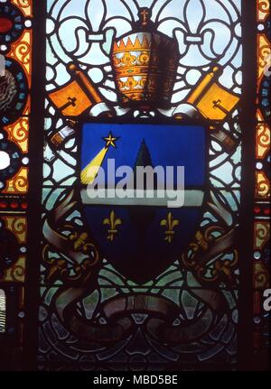 Simboli - Comet. Comet su uno stemma papale. Vetrata nel la Giovanna d Arco cappella a Bois Chenu, Domremy, Francia. Foto Stock
