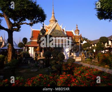 Thailandia - Wat Arun tempio il tempio dell'Alba, è uno dei più noti punti di riferimento e uno dei più pubblicato immagini di Bangkok Foto Stock