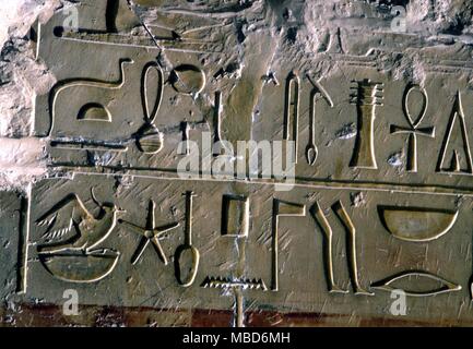 Simboli - i geroglifici - Dettagli di geroglifici, o scritti sacri sulla parete del tempio funerario di Hapshepsut, Tebe Foto Stock