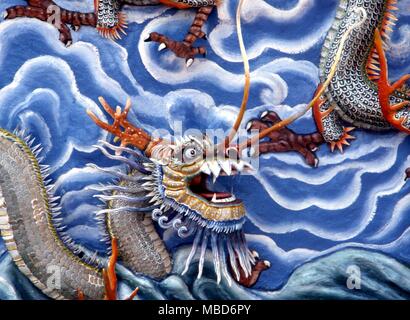 Drago - Semi-relief dragons dipinta su un muro in Haw Par Villa in Singapore. Foto Stock