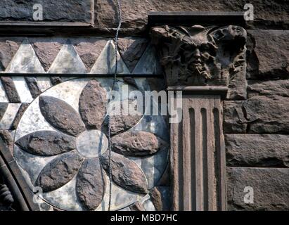 Uomo verde sulla facciata del XIX secolo la storia edificio dell'Università di Toronto Foto Stock