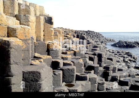 Il gigante causeway basaltica nel paese Antrim chiamato Il Selciato del gigante Foto Stock