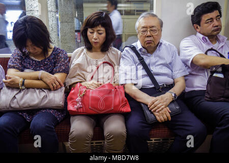 Tokyo Japan,Asia,Orient,Ginza,Ginza Metro Station,metropolitana,treno,treno,treno,auto,passeggeri passeggeri motociclisti,pendolari,Asian Asian Asian Asian Asian Asian Asian Aethnic im Foto Stock