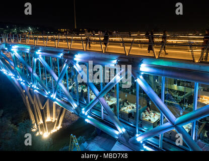 Vista notturna di Tabiat Bridge (Ponte della natura), il più grande del cavalcavia pedonale di Tehran, Iran Foto Stock