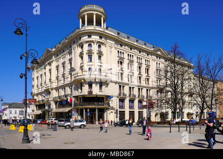 Varsavia, Mazovia / Polonia - 2018/04/07: Quartiere storico di Varsavia old town - Bristol Hotel edificio a Krakowskie Przedmiescie street Foto Stock