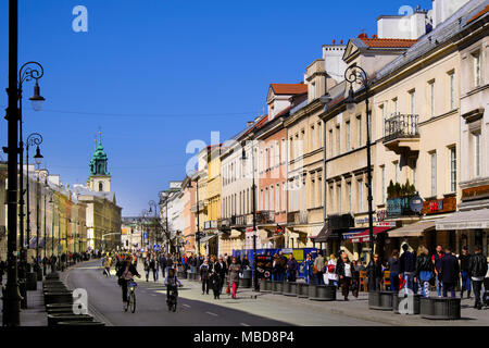 Varsavia, Mazovia / Polonia - 2018/04/07: Quartiere storico di Varsavia città vecchia - vista panoramica del Krakowskie Przedmiescie street Foto Stock