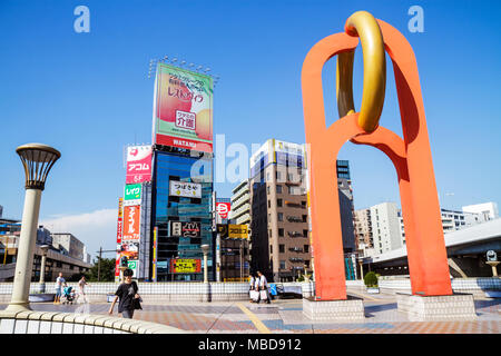 Tokyo Japan,Ueno,pedone walkover,kanji,inglese giapponese,caratteri,simboli,cartellone,pubblicità,annunci,annunci,pubblicità,pubblicità,pubblicità,pubblicità,insegne,scultura,pubblico Foto Stock