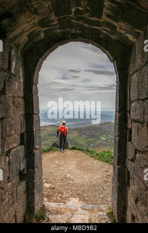 Chateau de Montsegur, Castello, ex fortezza Catari nel sud della Francia: turistici guardando la vista Foto Stock