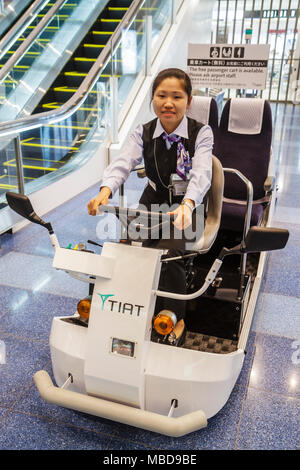 Tokyo Japan,Haneda Airport,kanji,personaggi,simboli,inglese giapponese,dipendenti lavoratori dipendenti personale di lavoro,personale,carrello elettrico,assistenza passeggeri,tr Foto Stock
