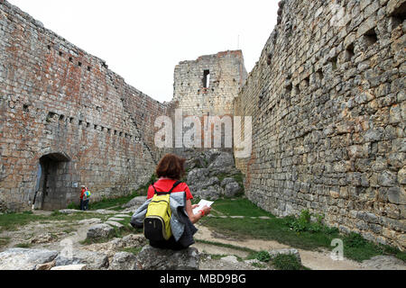 Chateau de Montsegur, fortezza catari, castello, registrato come una pietra miliare storica nazionale francese ('Monument Historique ") Foto Stock