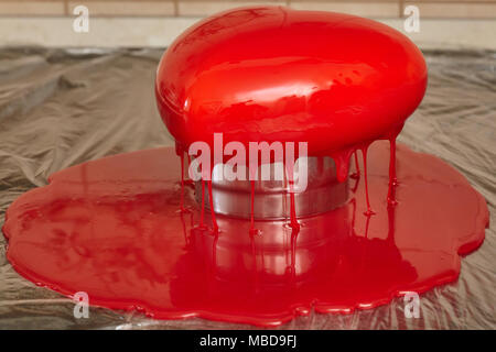 Processo di colata di smalto rosso a forma di cuore forma mousse, cibo fatto in casa Foto Stock