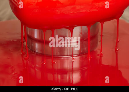 Processo di colata di smalto rosso a forma di cuore forma mousse, cibo fatto in casa Foto Stock