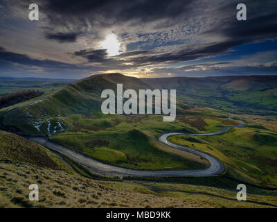 Serata primaverile tramonto sul Mam Tor guardando verso Rushup Edge e Kinder Scout con la tortuosa strada tra Edale e Winnats Pass Foto Stock