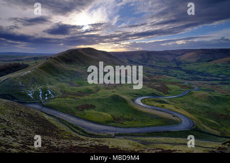 Serata primaverile tramonto sul Mam Tor guardando verso Rushup Edge e Kinder Scout con la tortuosa strada tra Edale e Winnats Pass Foto Stock