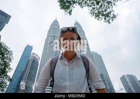 Kuala Lumpur in Malesia Febbraio 06 2018: Ragazza in piedi su torri Petronas sullo sfondo Foto Stock