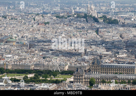 Parigi (Francia): panoramica dalla Tour Montparnasse' office grattacielo. In background, il museo del Louvre. La collina di Montmartre in background Foto Stock