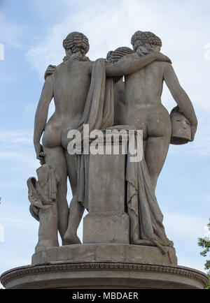 Statua di tre grazie di fronte al tempio di tre grazie vicino alla città di Lednice nella Repubblica Ceca. Foto Stock