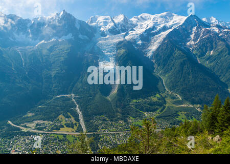 Chamonix-Mont-Blanc (Alta Savoia, sulle Alpi francesi, Francia orientale): vista sulla valle di Chamonix, la città di Chamonix, il Ghiacciaio Bossons e il Mont Foto Stock