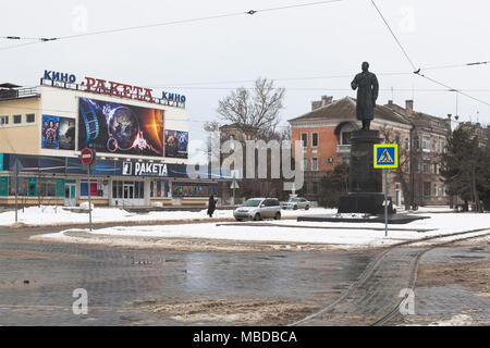 Evpatoria, Crimea, Russia - 28 Febbraio 2018: Il Cinema Raketa e il monumento a eroe dell'Unione Sovietica Tokarev presso la piazza del teatro in Evpator Foto Stock