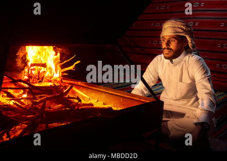 Ritratto di Beduino giovane uomo, Wadi Rum Desert, Giordania Foto Stock