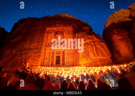Petra di notte, il Tesoro Al Khazneh, Petra, Giordania Foto Stock
