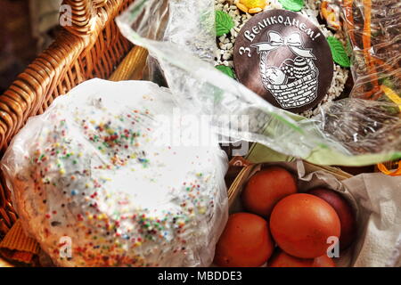 La pasqua ortodossa pasti dolci e uova oscurata durante la celebrazione della Pasqua in una delle chiese di Kiev del Patriarcato di Mosca Foto Stock