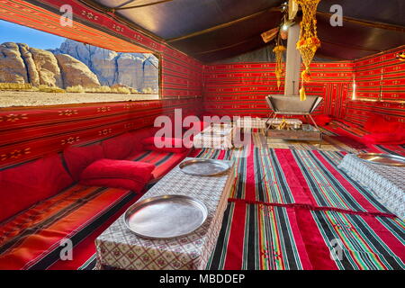 Interno del tradizionale tenda beduina camp, Wadi Rum Desert, Giordania Foto Stock