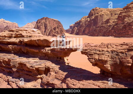 Ponte di Roccia Naturale nel Wadi Rum Desert, Giordania Foto Stock