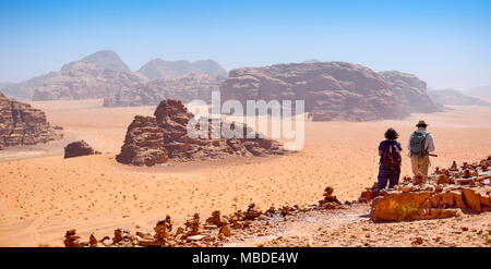 Turisti nel Wadi Rum Desert, Giordania Foto Stock