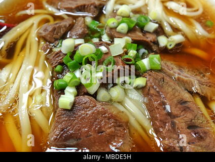 Brasato di manzo in brodo con tagliatelle e erba cipollina è un piatto popolare in Taiwan Foto Stock