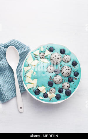 Blu sani spirulina smoothie ciotola con mirtillo, cioccolato bianco, dragon frutta, semi di Chia Foto Stock