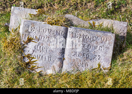 Lapidi a Cill Chriosd Church, Kilchrist Church, vicino a Broadford sull'isola di Skye, Scozia, Regno Unito nel mese di marzo Foto Stock