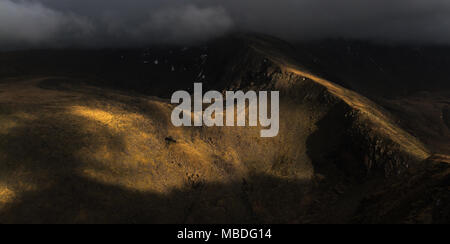 Il vertice di Snowdon in tarda serata la luce dal vertice di Moel Cynghorion Foto Stock