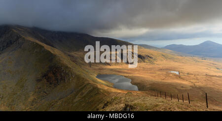 Il vertice di Snowdon in tarda serata la luce dal vertice di Moel Cynghorion Foto Stock